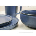 Makan malam stoneware yang ditetapkan dalam warna biru gelap selesai